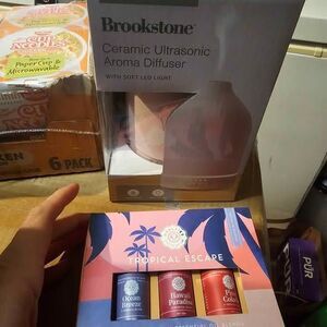 Brookstone Ceramic Ultrasonic Aroma Diffuser + Essential Oils – New